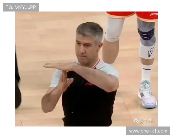 故意肘击犯规判罚为何经常引发裁判尺度争议？