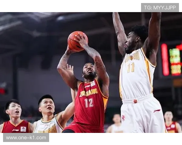 篮球防守规则中合法防守位置与犯规判罚的具体标准是什么